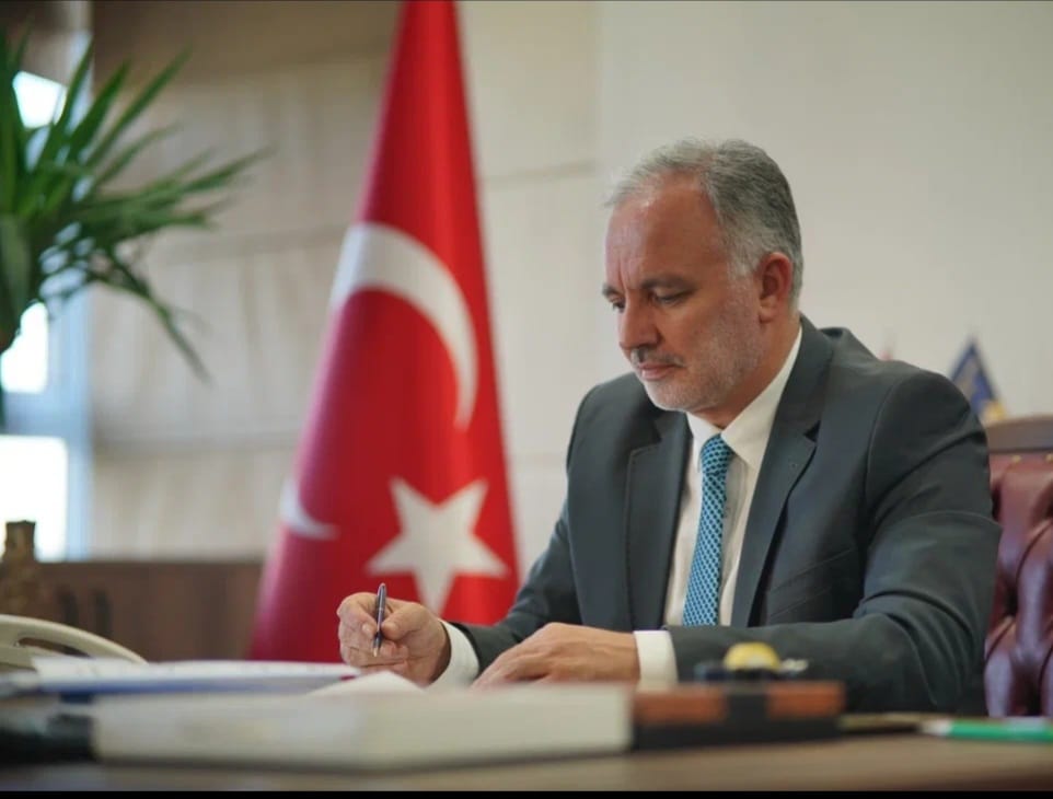 Yeni bir SESin mimarı
Ayhan BİLGEN
<a href="/ayhanbilgen/">Ayhan Bilgen</a> 
<a href="/sespartisiorg/">Türkiye'nin Sesi Altınçağ Partisi</a>