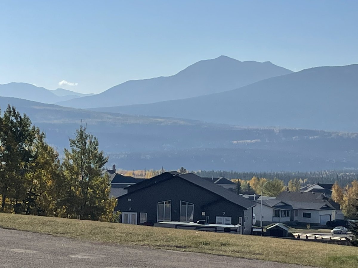 @EricVolmers @DGCADC @calgaryherald @KeepABRolling @TheLastofUsNews @HBO @HBOCanada @Iatselocal212 @BellMediaPR @AlbertaFilmComm The town site is completely surrounded by mountains in all directions; it would make for a beautiful filming location 🎬🎥 Here are a few shots I took while working there this summer 😊