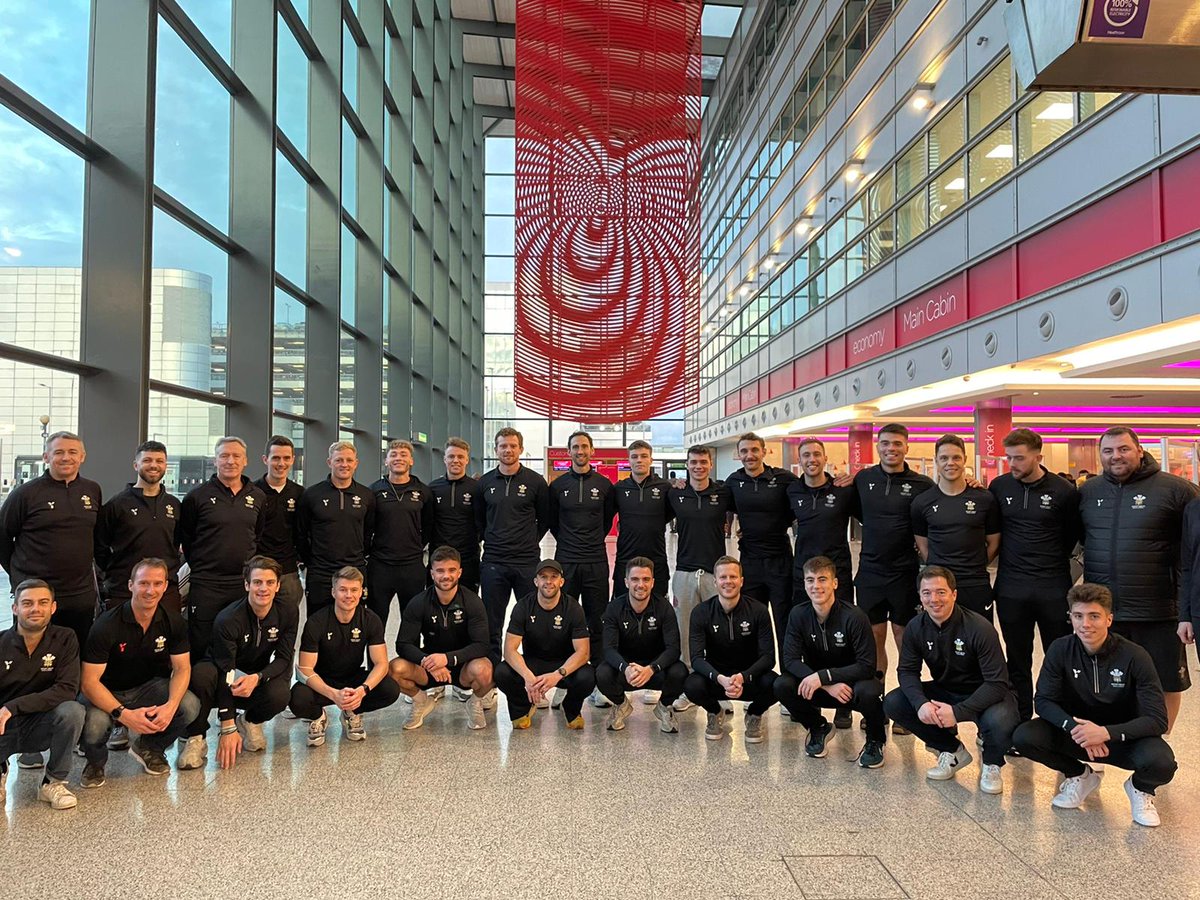 HockeyWales's tweet photo. And they're off! ✈️

#Playingforthedragon #Studyinwales https://t.co/80X0Pl9x8i