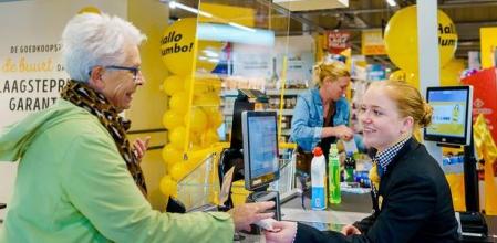 elnacionalpy's tweet image. INSPIRADOR | 🫂

🔹Son un éxito en Países Bajos 🇳🇱 las 200 cajas &quot;sin apuro&quot; que una cadena de supermercados habilitó para que personas solitarias puedan hablar por unos minutos con cajeros preparados para hacerlo. 

🔹La soledad afecta a cada vez más personas en todo el mundo.