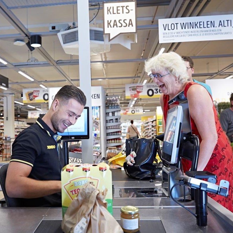elnacionalpy's tweet image. INSPIRADOR | 🫂

🔹Son un éxito en Países Bajos 🇳🇱 las 200 cajas &quot;sin apuro&quot; que una cadena de supermercados habilitó para que personas solitarias puedan hablar por unos minutos con cajeros preparados para hacerlo. 

🔹La soledad afecta a cada vez más personas en todo el mundo.