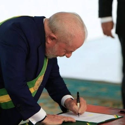 choquei's tweet image. 🚨AGORA: Presidente Lula sanciona lei que cria dia nacional para candomblé e raízes africanas.