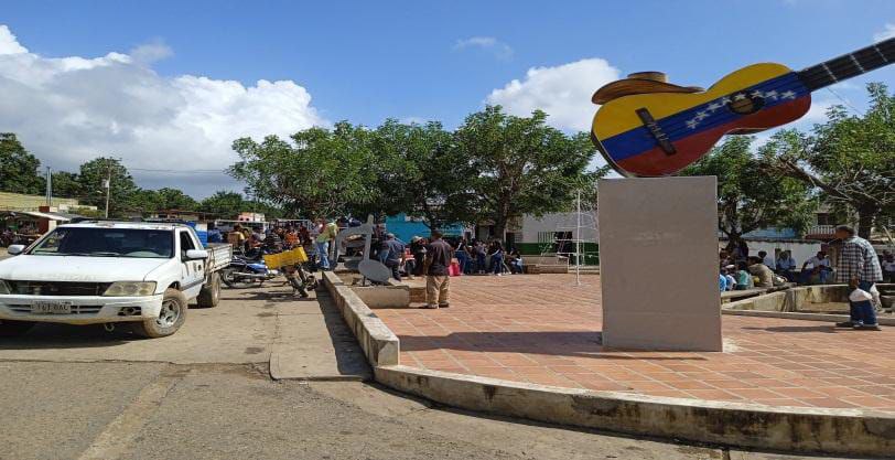 JacquelinePSUV's tweet photo. ¡Feliz año al municipio Urdaneta del Edo. Lara!

Gracias al presidente @Nicolasmaduro y al trabajo de @MVzlaBella venimos a embellecer y a recuperar los espacios de la ciudad para el disfrute de sus ciudadanos.

#RenaceLaEsperanza

@adolfoP_oficial
@gobiernodelara https://t.co/p5shGtj5W3