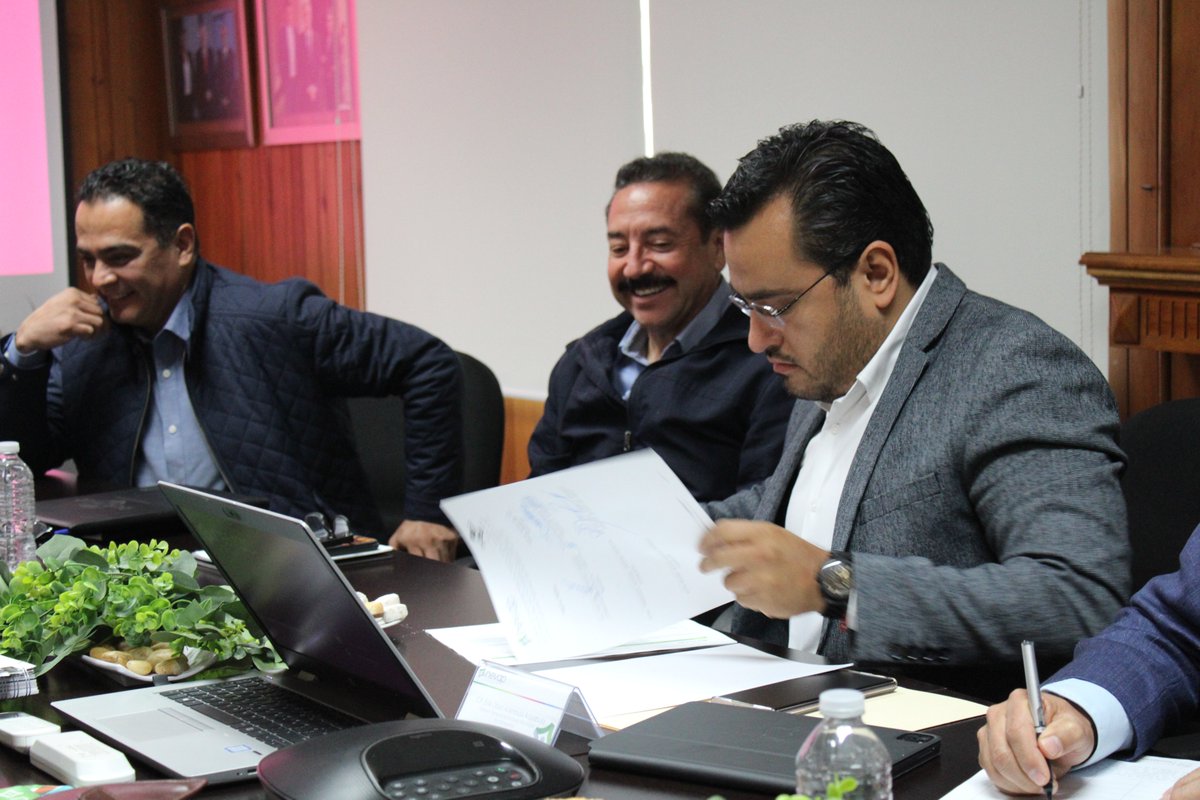 IMPLANDGO's tweet photo. ...Durango y contar con el respaldo del @gobdgo a través de la Coordinación de Gestión Gubernamental y la dirección de #Planeación.🤝El Ing. Emiliano Hernández Camargo, Consejero Presidente del #Inevap, refrendo el vínculo colaborativo en el marco de la transición gubernamental. https://t.co/Rlexj1kPAx
