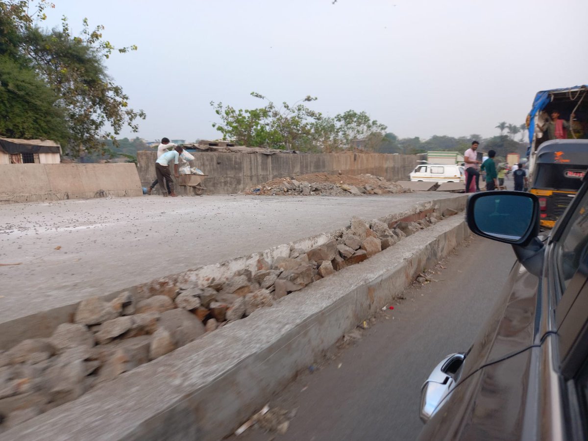 Atul_Thane's tweet photo. @OfficeOfNG @nitin_gadkari @CMOMaharashtra 
These pictures are of the only 100mtr long under construction bridge over Mithi river near Air India colony with a schedule from Oct 2018 to Oct 2020 and still incomplete after 4 years. Isn't it ridiculous? https://t.co/he7cGLKsSz