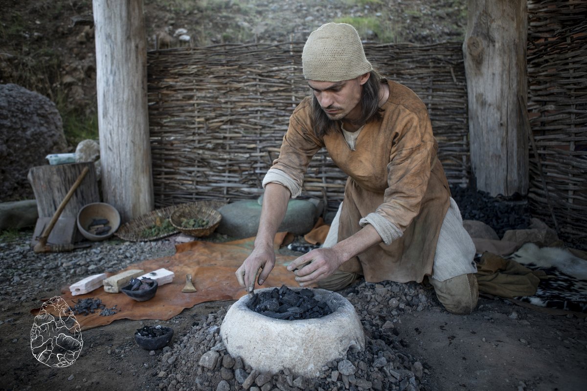 Its Furnace Friday!

Its been Neolithic this week finishing an order for @loveheritage, but the weekend will hopefully see bronze being cast for some shop orders and some projects including more bronze moulds!

📸 @emmalouwynjones