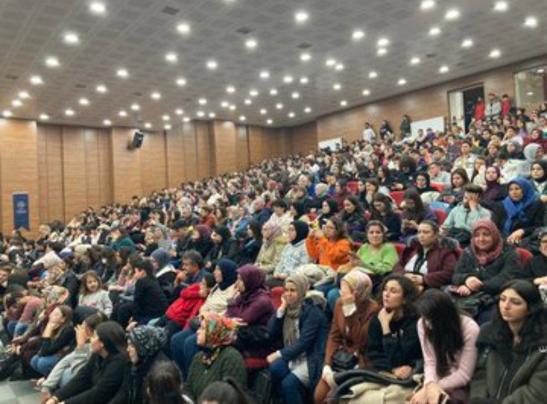 20_esma_09's tweet photo. Ünlü sanatçı Metin Şentürk “Genç Bakış Açısı Programı” kapsamında GSB Denizli Yurtları öğrencileriyle buluştu. 
📍 İbn-i Rüşd Yurt Müdürlüğü olarak öğrencilerimizle katılım sağladık.
@recepalier @omer_ilman @tekinkazak20 @HalimeBabacann https://t.co/LvBsW1NWso