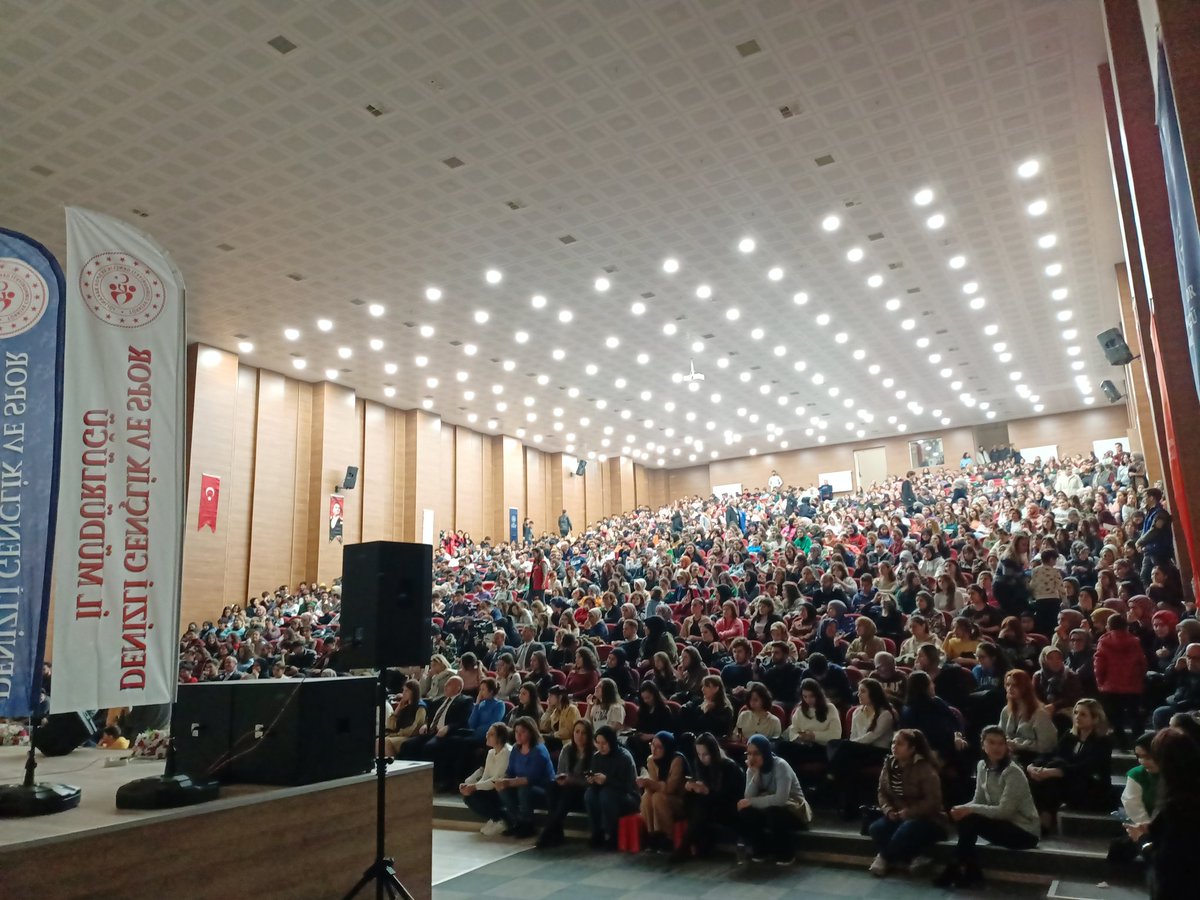 20_esma_09's tweet photo. Ünlü sanatçı Metin Şentürk “Genç Bakış Açısı Programı” kapsamında GSB Denizli Yurtları öğrencileriyle buluştu. 
📍 İbn-i Rüşd Yurt Müdürlüğü olarak öğrencilerimizle katılım sağladık.
@recepalier @omer_ilman @tekinkazak20 @HalimeBabacann https://t.co/LvBsW1NWso