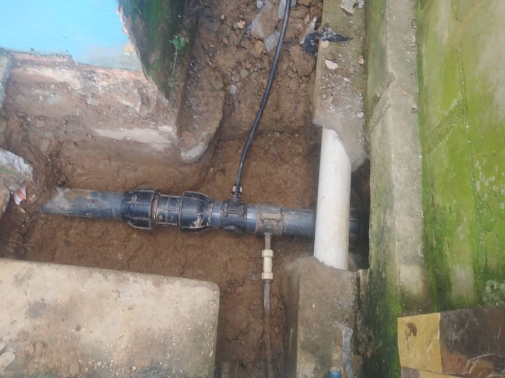 ManuelPenaA's tweet photo. #06Ene | La Dirección de Servicios Públicos de la Alcaldía de Pampán realizó la reparación de fuga de agua en el sector San Rafael de Flor de Patria para restablecer la distribución del vital líquido en esta localidad. Gracias al apoyo del Presidente Nicolás Maduro https://t.co/fAIWu6ChiP