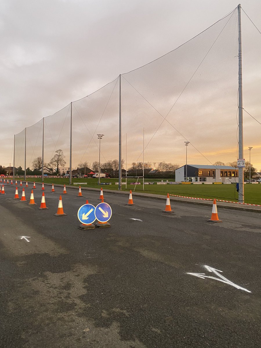 joannecdawson's tweet photo. If you’re around ⁦@CastleknockGAA⁩ today why not pop in get your car washed. Our U14 boys are raising funds for The Creeslough Fund today. Best of luck to everybody today 🔵🟡 https://t.co/QFoOUR8zM6