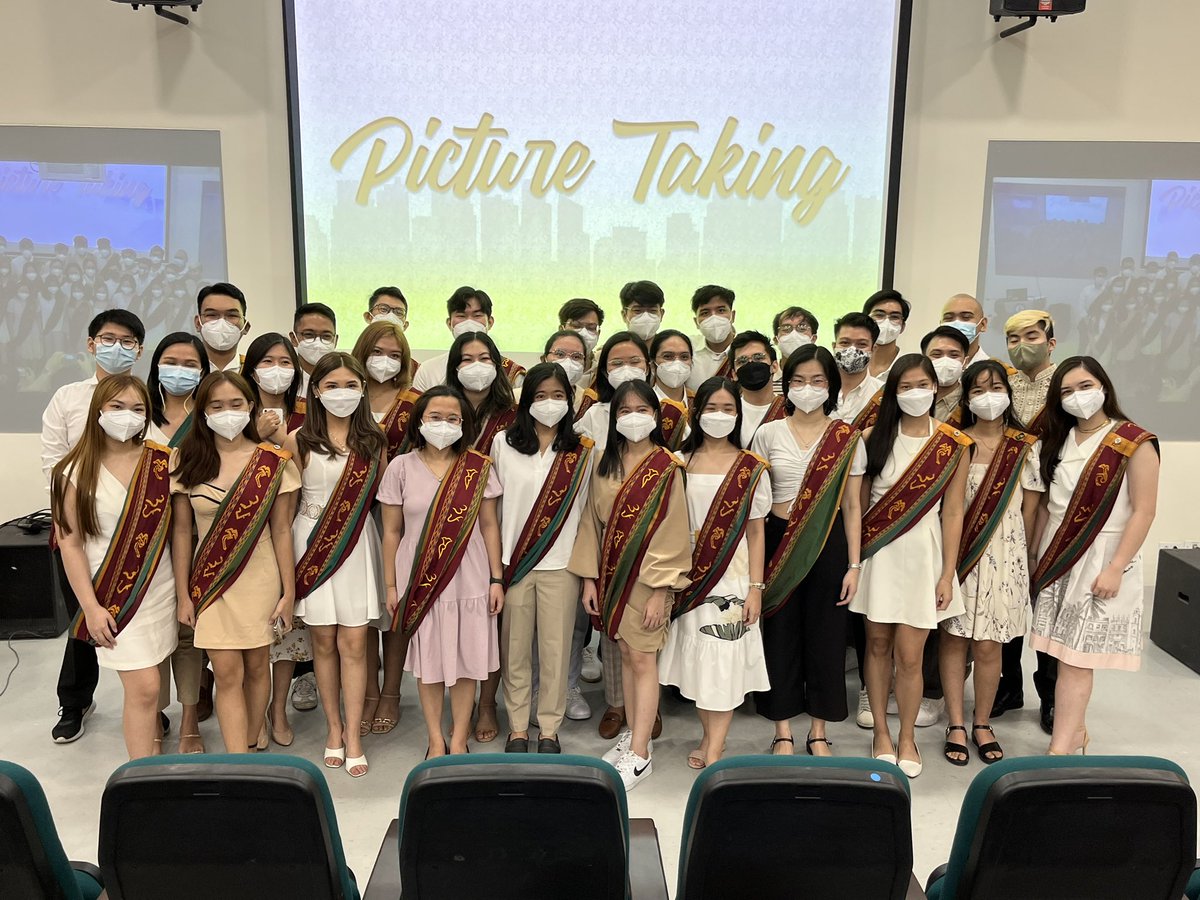 upcm2025's tweet photo. Presenting our UPCM 2025 Intarmed Graduates! 🎓

Congratulations on your Viaje, batchmates! PADAYON! 🌻

#Viaje
#UPCM2025 #DareToBeXXV https://t.co/HBNg28uTLx
