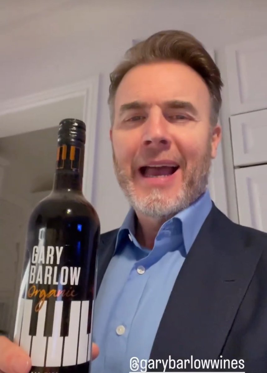 Garyismyhero's tweet photo. #Instagram(-story) 😊 #HowardD #birthdayboy #again #🙈 #friends #JasonD #selfie #cheersGary
@GaryBarlow https://t.co/O9c2CDDLHV