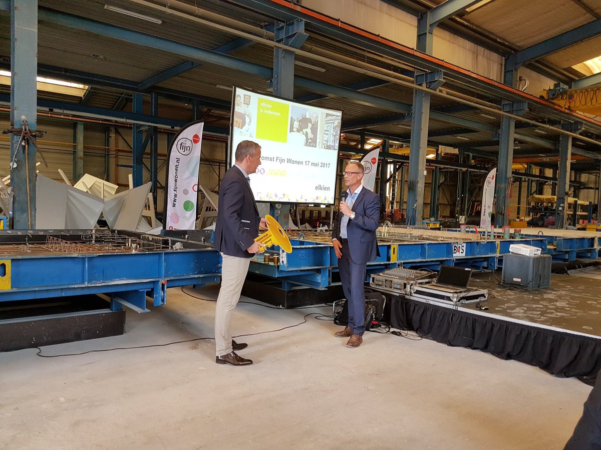 PeterHutten's tweet photo. Partner en believer van eerste uur @Elkien_. Mijlpaal met 100e industriële woning in 2017. Nu weer stuwer van de nieuwe wereld met de eerste @fijnwonen sociale huurwoningen voor haar bewoners in Beetsterzwaag uit de nieuwe fabriek @VanWijnenGroep @Heerenveen https://t.co/praFukKNbW
