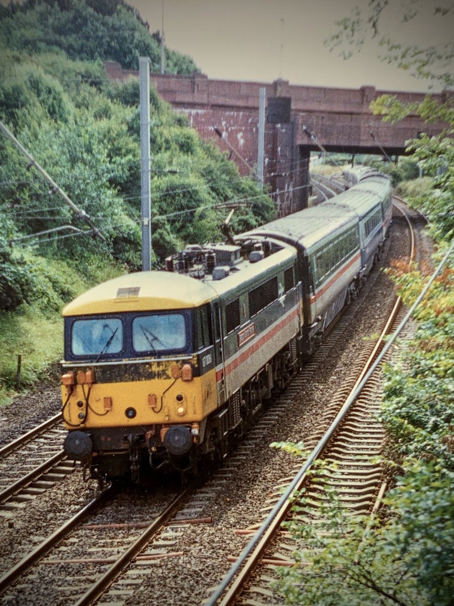 miles_chains's tweet photo. The mighty class 87, doing what it best, plying it’s trade on the WCML. Captured here near Hest Bank. One of those photos you can almost hear, the humming of the 87 fans, the BT10 bogies of the mk3s, and the Mk1 van at the rear! #Class87 #InterCity #HeatBank #WCML #Trainspotting https://t.co/JanilLCKQQ