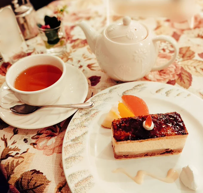 おうち用にもケーキ買ったのに休憩でもケーキ頼んでしまって美味しくて脳内お花畑です珈琲と迷ったけれど紅茶にしました(๑'`) 