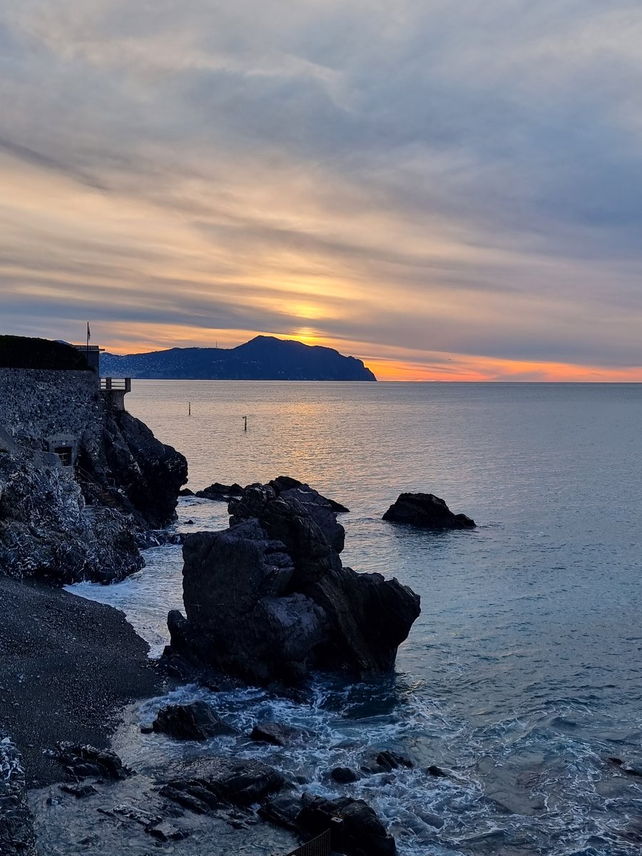 MCampomenosi's tweet photo. Il mare calmo, dopo la mareggiata...

#Nervi
#Genova
#Liguria https://t.co/4cI1lMl2QQ