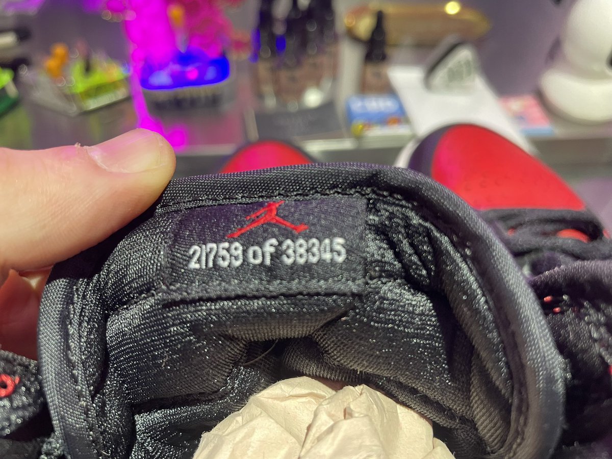 ‼️フォロワー1,000人様を記念して‼️

🎁SWAG LAB®︎dispensaryの店長から
AIR JORDAN1 BRED(01年製)をプレゼント🎁

SIZE:10(28.0cm)
数回着用の美品
スウッシュが少し擦れてます🙏

【応募方法】
いいね &amp; RT &amp; 当アカウントをフォロー

【締切】
2023.01.25 23:59迄