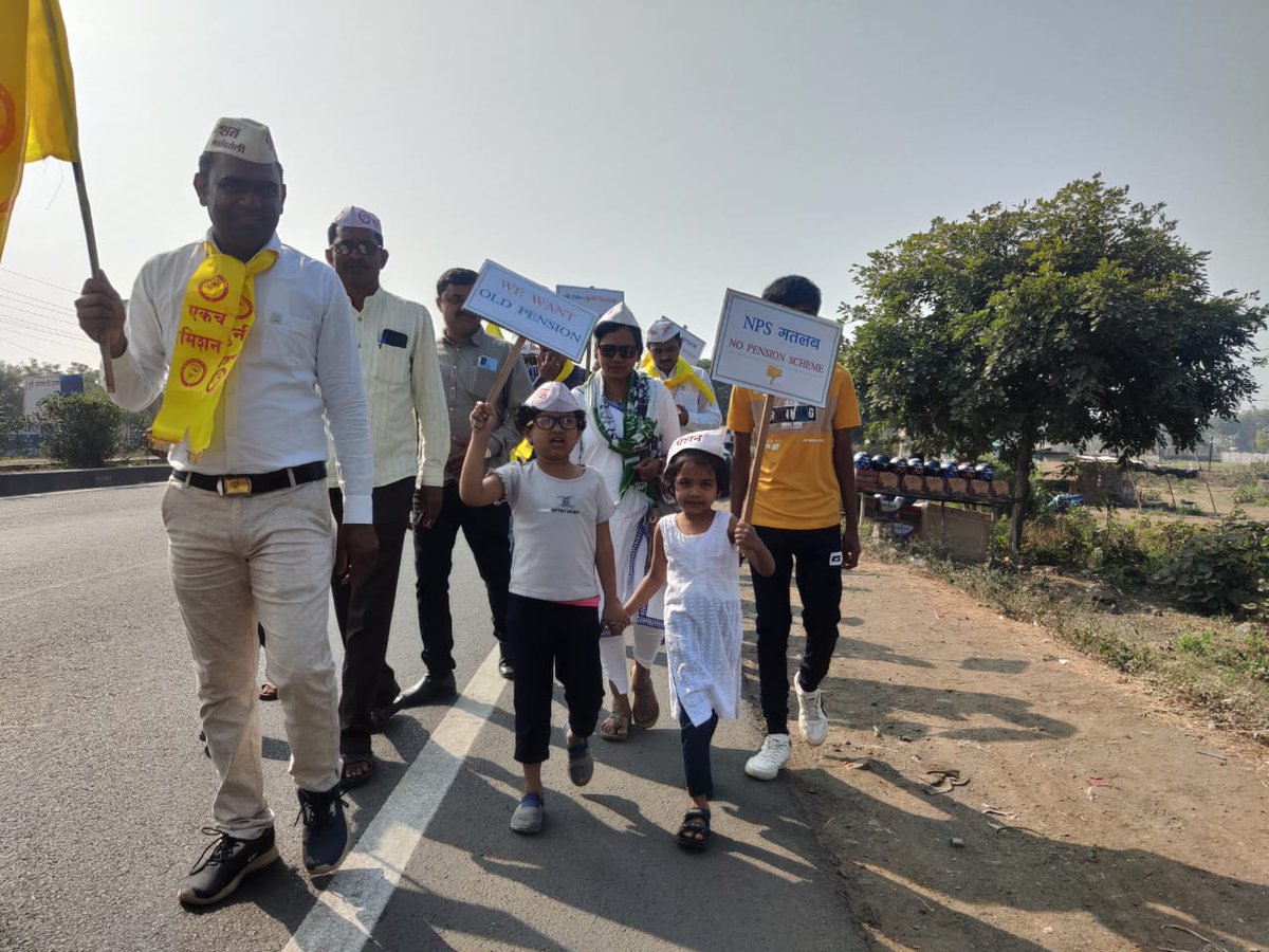 साहेब, महाराष्ट्र हिताचे अनेक धाडसी निर्णय तुम्ही घेतले आहेत. जुनी पेन्शन लागू करुन कर्मचारी व सरकार दोघांचेही नुकसान टाळा.।#मुख्यमंत्र्यांचे_आश्वासन_लागू_करा_जुनी_पेन्शन
<a href="/mieknathshinde/">Eknath Shinde - एकनाथ शिंदे</a> <a href="/Dev_Fadnavis/">Devendra Fadnavis</a> 
<a href="/CMOMaharashtra/">CMO Maharashtra</a> <a href="/abpmajhatv/">ABP माझा</a> <a href="/zee24taasnews/">ZEE २४ तास</a> <a href="/TV9Marathi/">TV9 Marathi</a> <a href="/RahulAsks/">Rahul Kulkarni</a> <a href="/lokmat/">Lokmat</a>