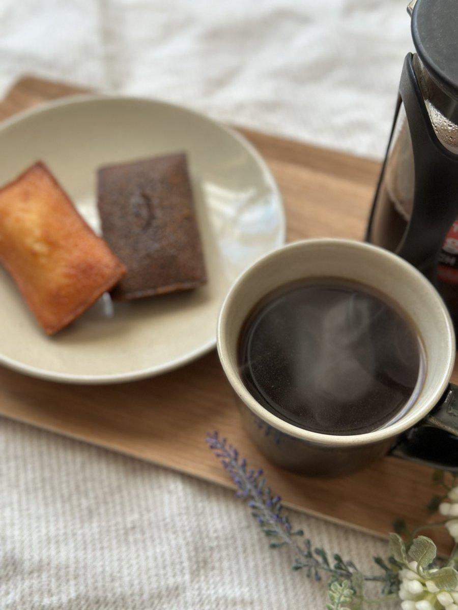 午後のコーヒータイムをバターが香るフィナンシェとプレスで淹れた雪の下熟成珈琲綿雪でゆったりと。

フィナンシェって、ベーシックな焼き菓子のひとつだけあって、お菓子屋さんの焼き菓子ラインナップだけでなくコンビニだって置いてあるんだよね