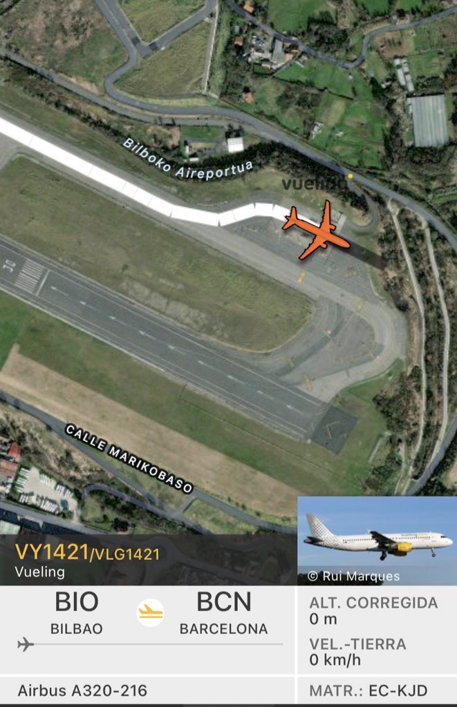 Buenos días!
-1 grado en Bilbao 🥶 lo que significa que toca de-icing.

⚠️❄️ VY1421 ahora mismo en zona de-icing. Pocas veces se ve esto!!!