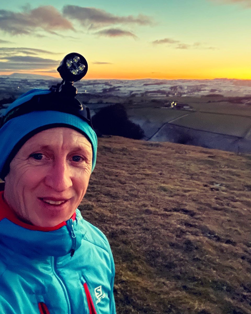 Goldie147's tweet photo. Smearsett Scar Sunset run&amp; back from the front door, Skyline colours were amazing 🌅 #giggleswick #fellrunning #smearsett https://t.co/9HJbFxmyQW