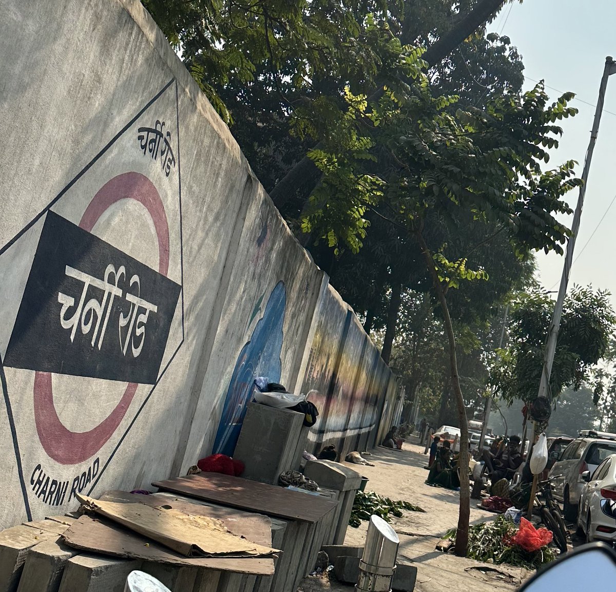 Mumbaikar99's tweet photo. @mybmc @mybmcWardC This is wat the present scenario at Charni road station.U R definitely are not serious about the encroachment.Police van is seen on the opposite side of the road but same ppl have shifted to other side.#BMC #MumbaiPolice @IqbalSinghChah2 @CMOMaharashtra https://t.co/6Vkf9R99PC