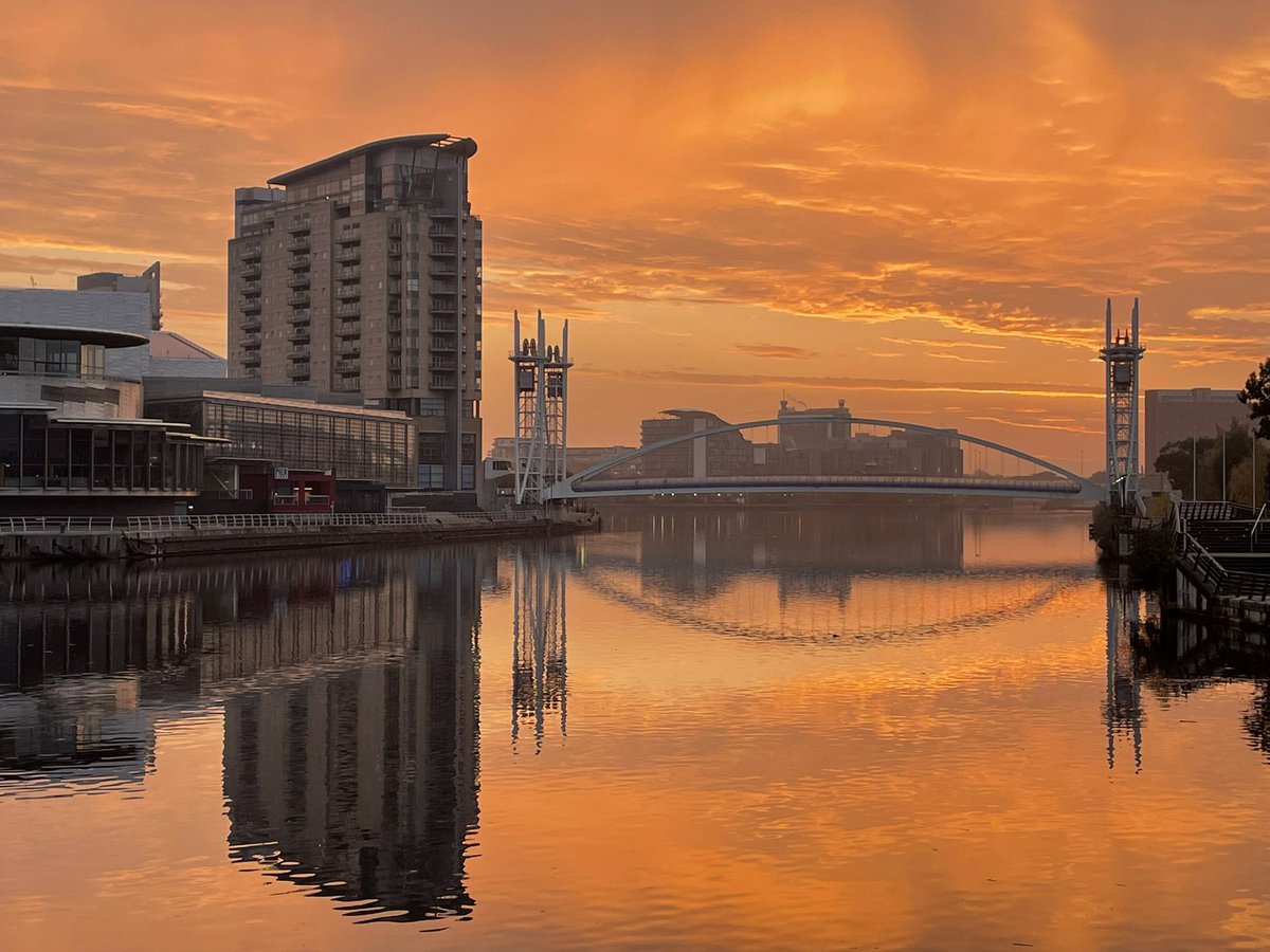 PaulHolloRadio's tweet photo. @BBCBreakfast 
No lenticular clouds but beautiful view as sunrises over Salford Quays. https://t.co/sBqITGest4