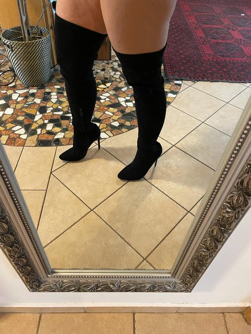 Do you like boots? 🤔  #boots #feetlover #shoelover #weekend #shopping #mysticwanda #hot #hotwoman #hotgirl<a href="/tag/boots"class="tags">#boots</a><a href="/tag/feetlover"class="tags">#feetlover</a><a href="/tag/shoelover"class="tags">#shoelover</a><a href="/tag/fun"class="tags"><span>#fun</span></a><a href="/tag/hot"class="tags"><span>#hot</span></a><a href="/tag/inked"class="tags"><span>#inked</span></a><a href="/tag/inkedgirl"class="tags"><span>#inkedgirl</span></a><a href="/tag/weekend"class="tags"><span>#weekend</span></a><a href="/tag/shopping"class="tags"><span>#shopping</span></a>