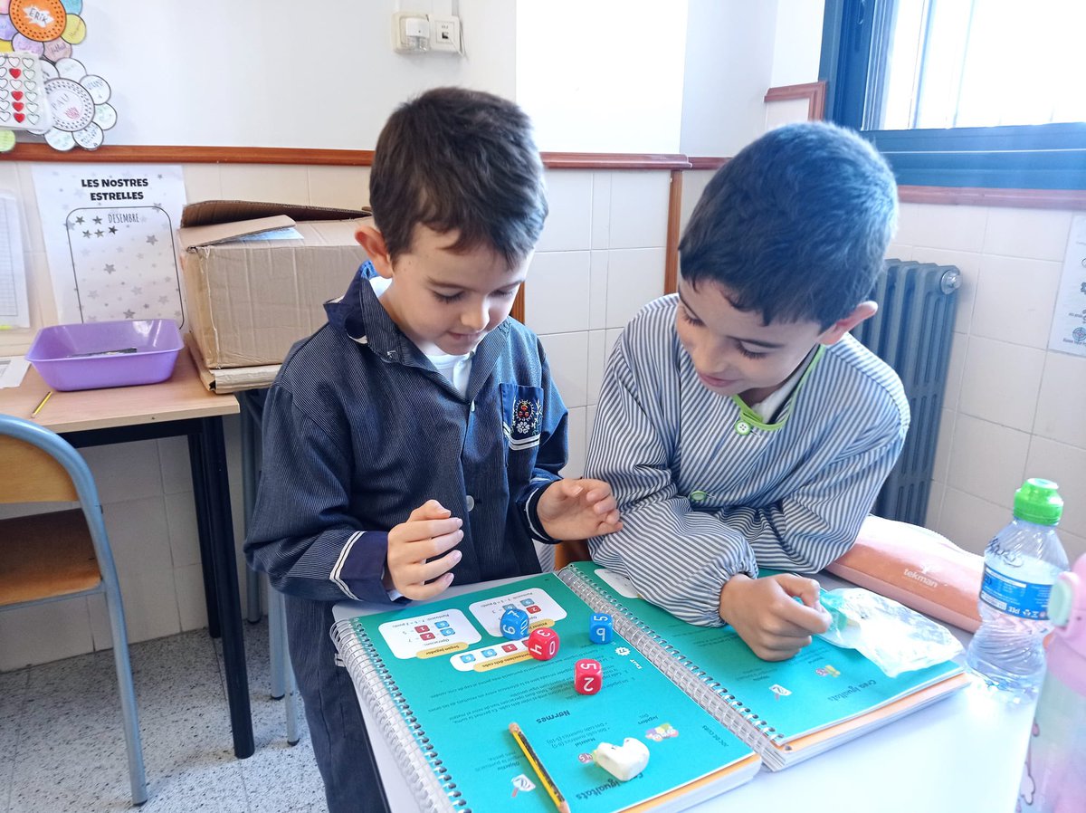 manyanetblanes's tweet photo. Creem igualtats amb un joc de cubs!🤗🟰🎲👍🏻 #3rEP #matemàtiques #emat @tekmaneducation #josocmanyanet #juntsarribemméslluny #blanes https://t.co/Y3AJkdYYVO