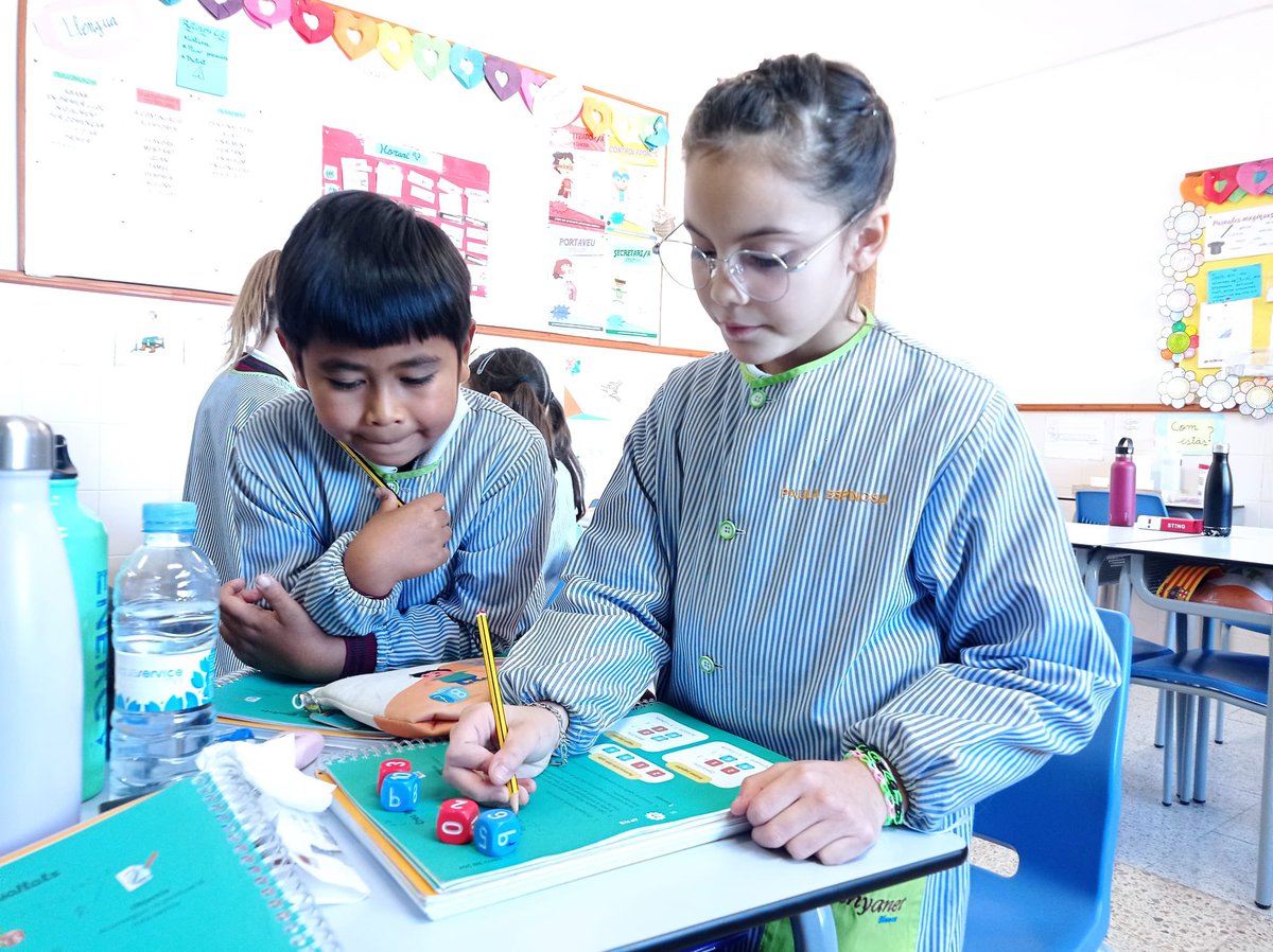 manyanetblanes's tweet photo. Creem igualtats amb un joc de cubs!🤗🟰🎲👍🏻 #3rEP #matemàtiques #emat @tekmaneducation #josocmanyanet #juntsarribemméslluny #blanes https://t.co/Y3AJkdYYVO
