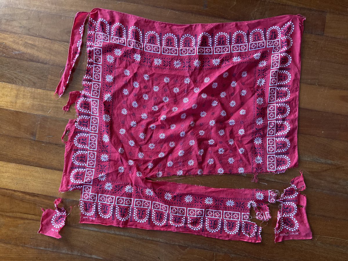 BrickReturns's tweet photo. 干していた虎が犬にやられました。
リメイクで使いたいと思います。
#vintagebandana #elephantbrand #wpl9939 #fastcolor https://t.co/PFT1CT6dSE