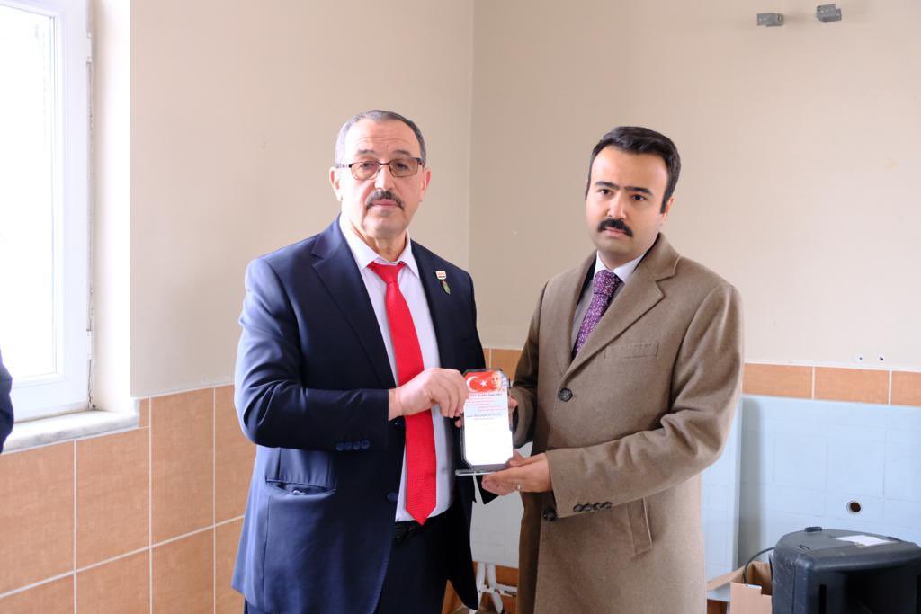 KaymakamlikMut's tweet photo. Kaymakam @batuhan__bingol Şehit Jandarma Er Emre Kaan Arlı’nın ismi verilen Ere Dağpazarı ilk ve ortaokulundaki kütüphaneyi ziyaret etti.Kocaeli Muharip Gaziler Derneği üyeleri ve Şehidimizin Babası Şaban Arlı ile birlikte öğrencilere karne hediyelerini teslim ettiler. https://t.co/EUTmQ3WXEO