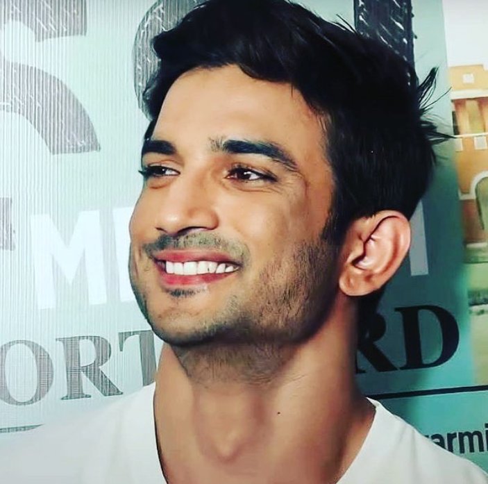 Tumhari is muskurahat par , is masoomiyat par duniya nyochawar hai Sushant Singh Rajput 💕💕

Sushant Day 
#SushantMoon