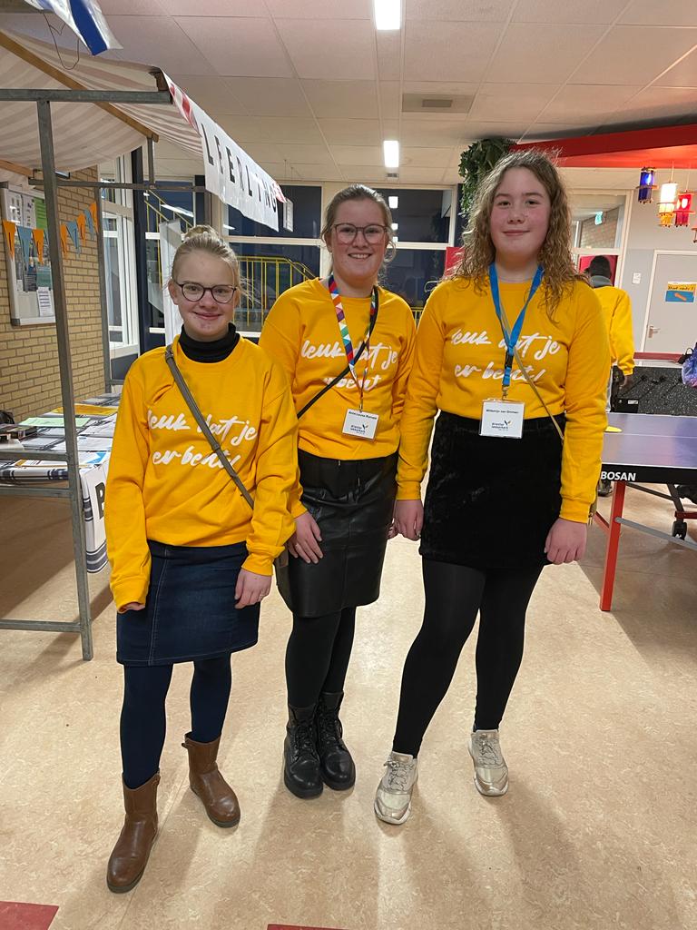 DriestarCollege's tweet photo. OPEN DAG LEKKERKERK // De dames staan er klaar voor. 

Ook Driestar Leiden opent vanmorgen de deuren! 

De scholen zijn geopend tot 12.00 uur.

#opendag  #groep8 #schoolkeuze #middelbareschool #voortgzetonderwijs #driestar #Lekkerkerk #Leiden #driestarlekkerkerk #driestarleiden https://t.co/UlQ3prIvVv
