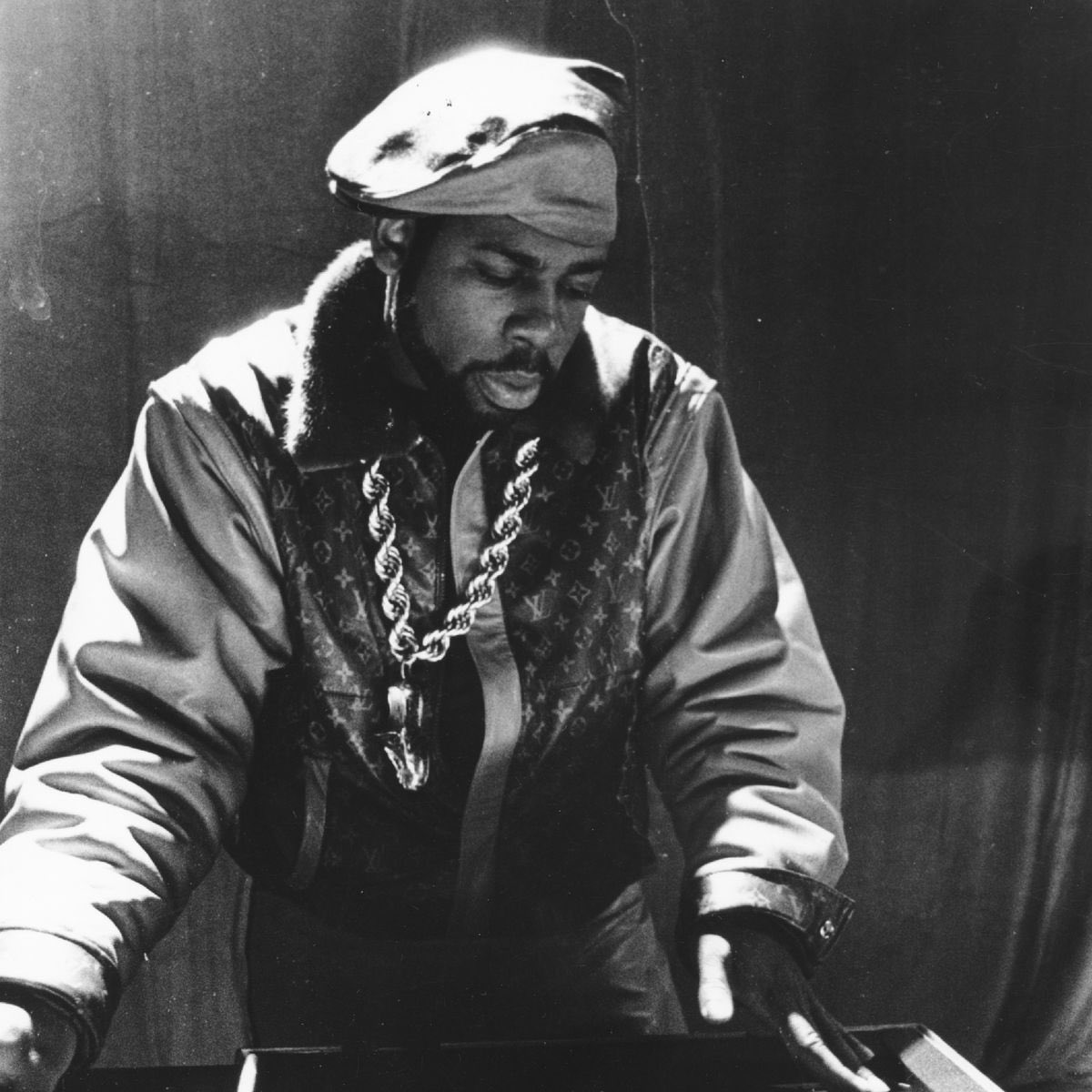 SebastianAvenue's tweet photo. Happy Birthday Jam Master Jay of Run DMC. Known as the DJ in the legendary group, Jay also started Jam Master Jay Records which he would sign Onyx and 50 Cent. 

RIP. https://t.co/4I1OKwZxpw