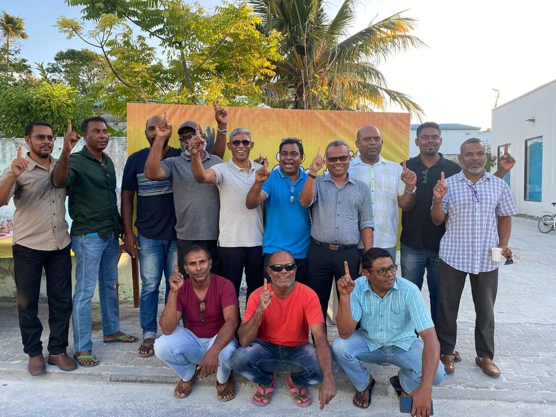 ރައީސް އެ ވިދާޅުވީ ހަމަ ތެދެކެވެ، ޕްރައިމަރީގައި ނިންމާ ގޮތެއްގެ މަތިން ރާއްޖޭގެ ވެރިކަން މުޅިން އެހެން ބައެއްގެ އަތަށް ފުރޮޅިގެން ހިނގައިދާނެ ކަމުގެ ބިރި އެބައޮތެވެ. ނަންބަރ 2 ޖަހާފިނަމަ ޑީޢާރުޕީ އެވެ. ނަންބަރ 1 ޖަހާފިނަމަ އަނެއްކާވެސް އެމްޑީޕީީ އެވެ. ގޮތެއްނިންމާށެވެ
