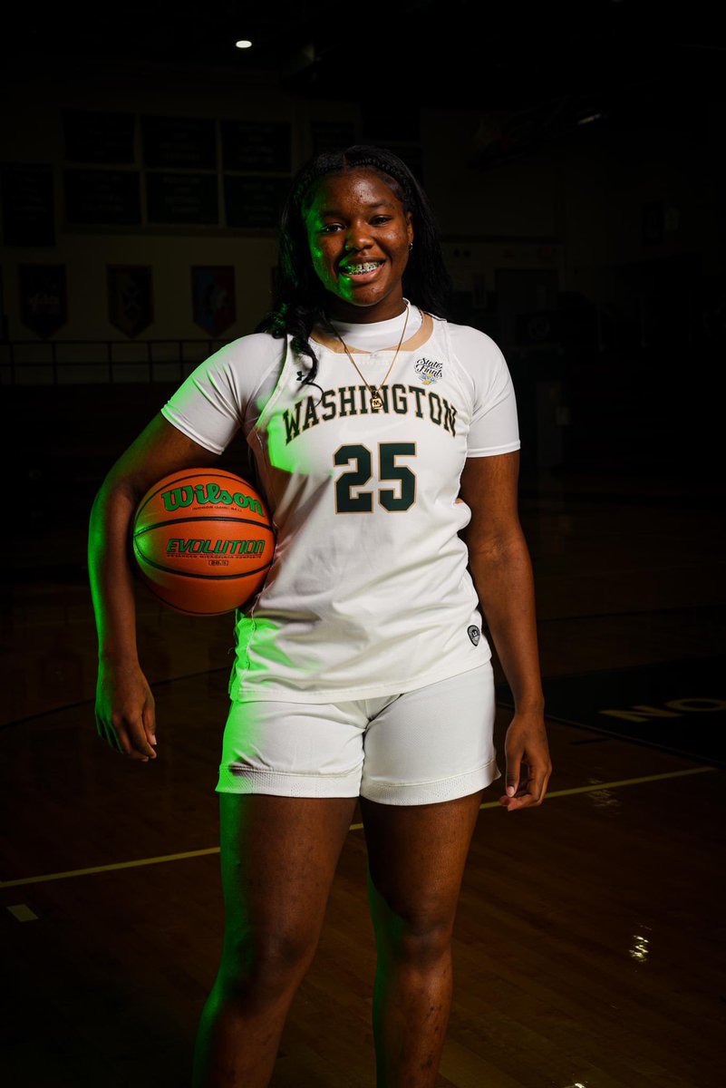 <a href="/_AyannaN/">Ayanna Nicholson</a> made her 1st career 3 tonight!!! SWISH!

#ChallengeAccepted 💚🐾