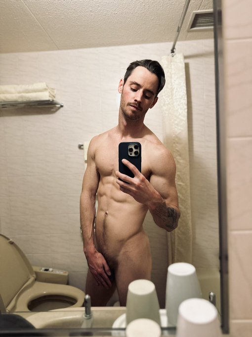 Vintage bathroom taking me back in time. 🗝️ https://t.co/mnoBjHPDJQ