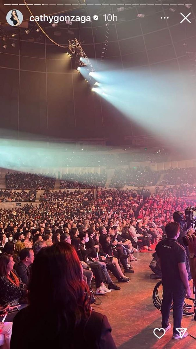 ZeeKamad's tweet photo. Libre daw kaya napuno. Sana all nabigyan ng libre ticket. Bakit hindi try ni Otin mag concert sa Araneta Coliseum baka mapuno din kasi nga diba mas magaling siya kay Toni?😂 https://t.co/tYqAekgwLy