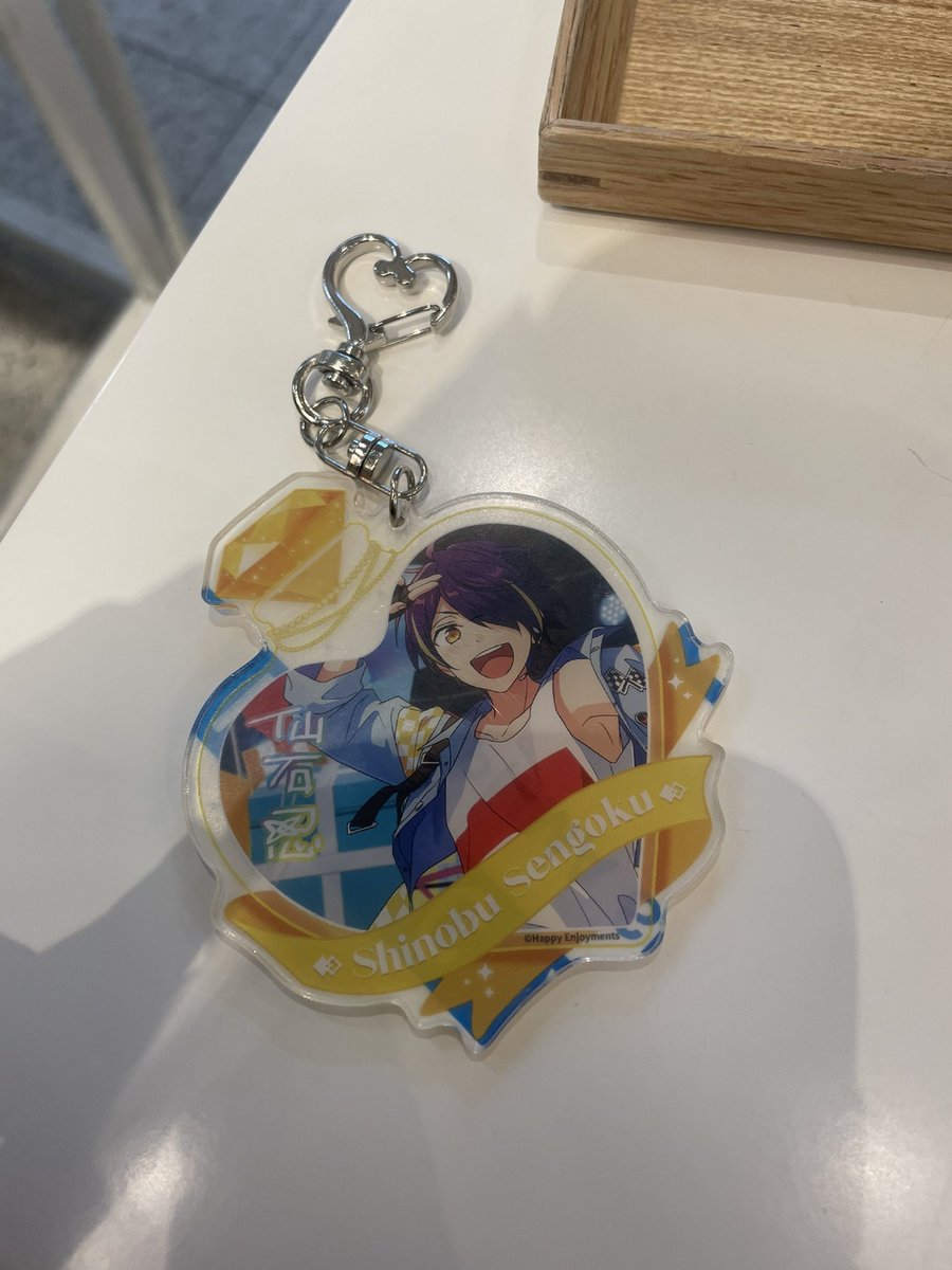 nasu6_6's tweet photo. 韓国限定のあんスタくんのグッズ可愛すぎて一生手放さん…。推し引けたので満足だけど、担当バッチと缶バッチは引けなくて悔しかったから入荷したら買いに行く〜🥲 https://t.co/MuvHFQcBrs