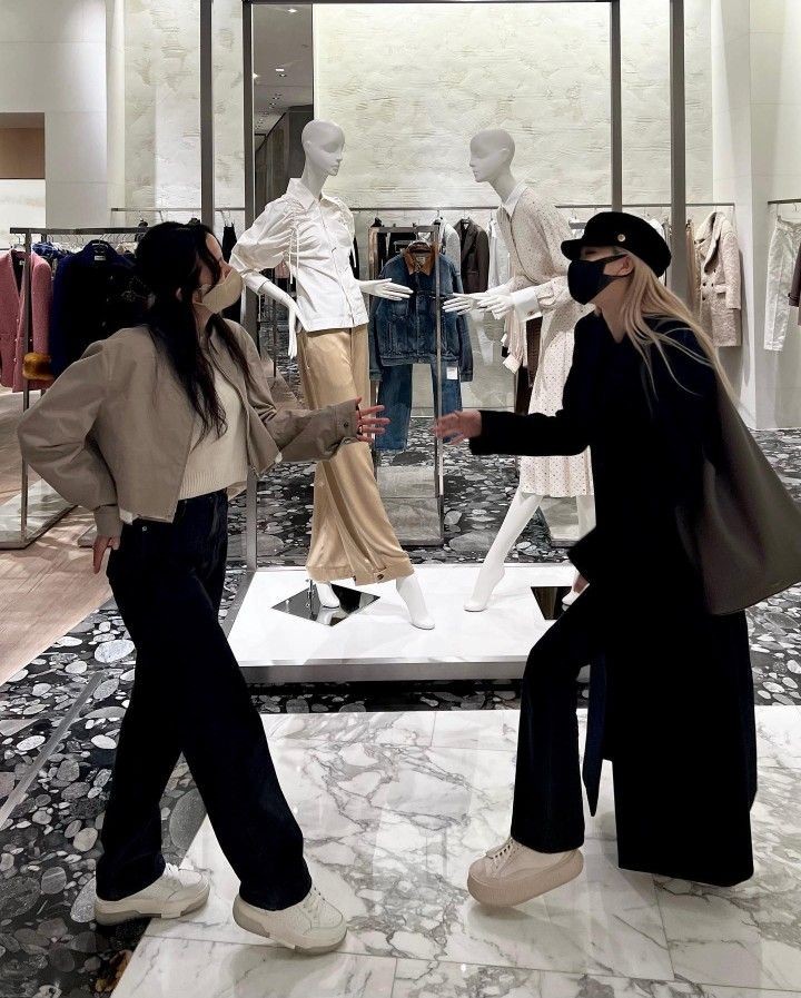 Dua manusia aneh. Yang waras bagian fotoin aja.