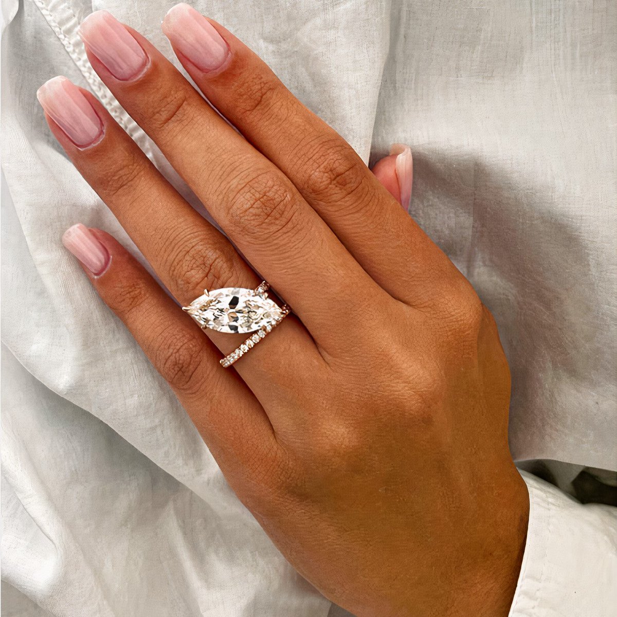 Marquise diamonds are the perfect blend of classic and contemporary styles💫
.
.
#trendyring #goldringsforwomen #bridalset #goldjewelry #thinweddingband #diamondjewelry #diamonddealer #labdiamondring #diamondring #marquisering #uniquering