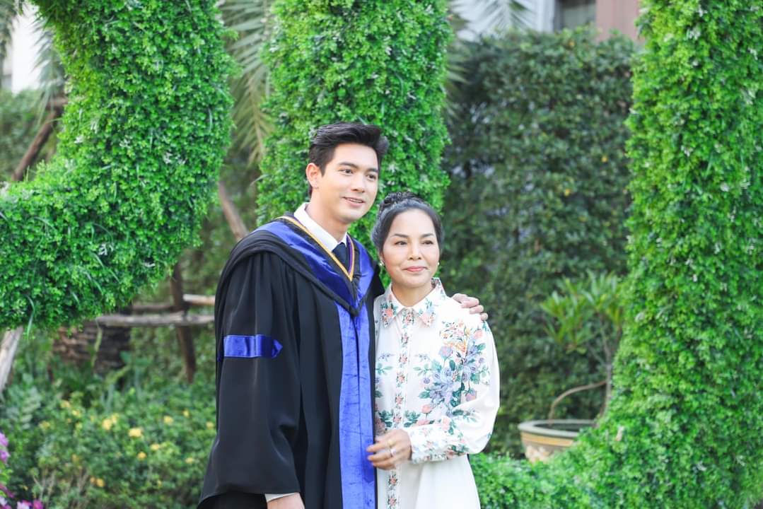 DhurakijPundit's tweet photo. หล่อสวยทั้งคู่เลยค่ะ🥰🥰
#เข้มแฮ๊บปี้วันนี้รับปริญญา #เข้มหัสวีร์ https://t.co/3YtL2Axsv8