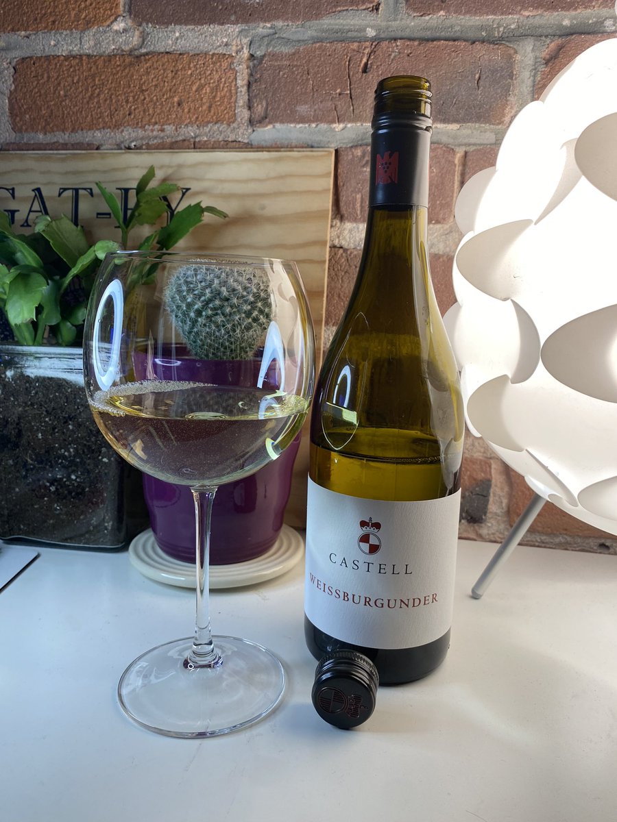 SteveKubota's tweet photo. @cynthia_hayes we had 8x 3 different species of oysters, they all paired with this #weissburgunder I ran out of wine before the second dozen was devoured and the Hungarian wine I had chilling couldn’t touch the Weissburgunder at all. #samishpearl #rockpoint #dabobbaypacific https://t.co/eX3f5nSOec