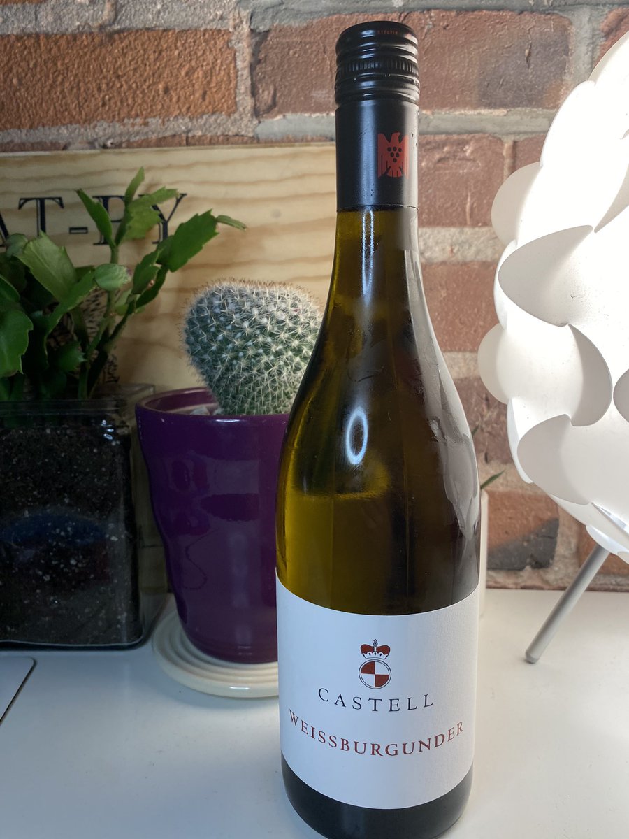 SteveKubota's tweet photo. @cynthia_hayes we had 8x 3 different species of oysters, they all paired with this #weissburgunder I ran out of wine before the second dozen was devoured and the Hungarian wine I had chilling couldn’t touch the Weissburgunder at all. #samishpearl #rockpoint #dabobbaypacific https://t.co/eX3f5nSOec