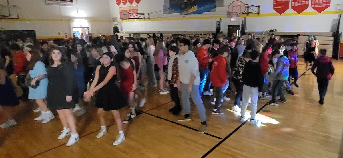 Winter Wonderland dance at Jerling! <a href="/ProrokLeads/">Daniel Prorok</a> <a href="/MrsHalperEDU/">Dana Halper</a> <a href="/JerlingJayhawks/">Jerling Junior High</a>