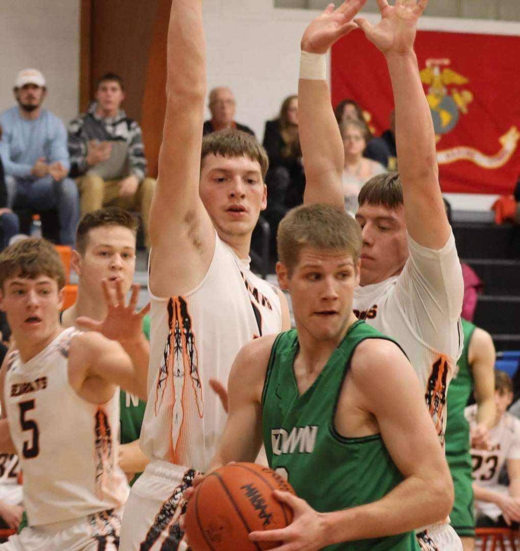 SanilacSports's tweet photo. Muxlow with a school-record 45 points, while being guarded like this https://t.co/oKykbGdgTm