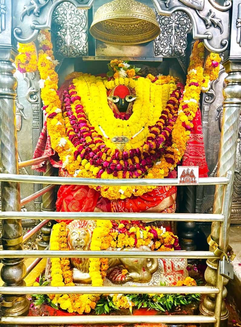VindhyachalDha1's tweet photo. आज दिनांक 21/1/2023 (मौनी अमावस्या) शनिवार के दिन करिये माँ के मंगला आरती का दिव्य दर्शन
हे माई तुम अलख निरंजन
भक्त हेतु प्रगटी दुख भंजन🙏
जय माँ विंध्यवासिनी
अटल त्रिपाठी
06386046245 https://t.co/pxOnkTY2YV