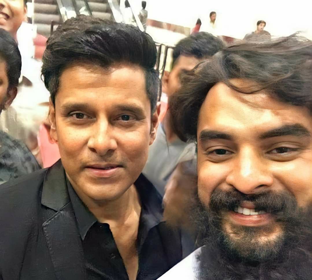 Birthday wishes to our dearest @ttovino on beloved #ChiyaanVikram Fans!❤️

Best Wishes For #ARM 

#HBDTovinoThomas
@chiyaan