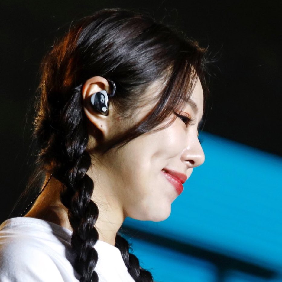 dreamlike1995's tweet photo. she’s using the in ear with her mum’s photo on it 🥺 and her dimple 🥺🥺🥺🥺 https://t.co/cTd6fDf4LL